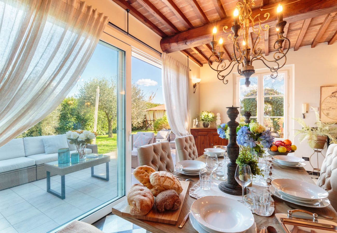 Villa à Capannori - VILLA CATIA Farmhouse. 3 Luxury Bedrooms, a Pool, a Jacuzzi and a Dream-Like Getaway Experience