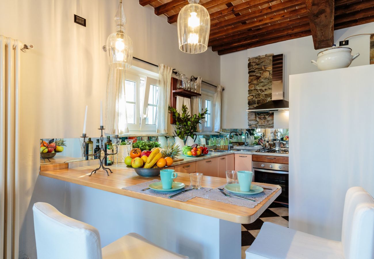 Villa à Capannori - VILLA CATIA Farmhouse. 3 Luxury Bedrooms, a Pool, a Jacuzzi and a Dream-Like Getaway Experience