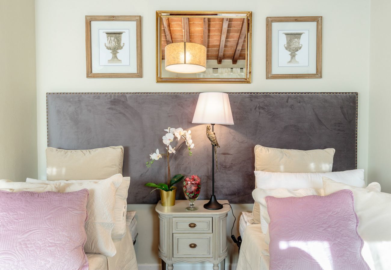 Villa à Capannori - VILLA CATIA Farmhouse. 3 Luxury Bedrooms, a Pool, a Jacuzzi and a Dream-Like Getaway Experience