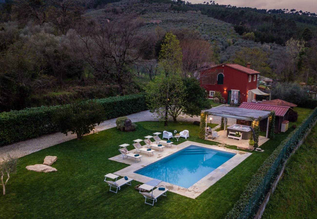 Villa à Capannori - VILLA CATIA Farmhouse. 3 Luxury Bedrooms, a Pool, a Jacuzzi and a Dream-Like Getaway Experience