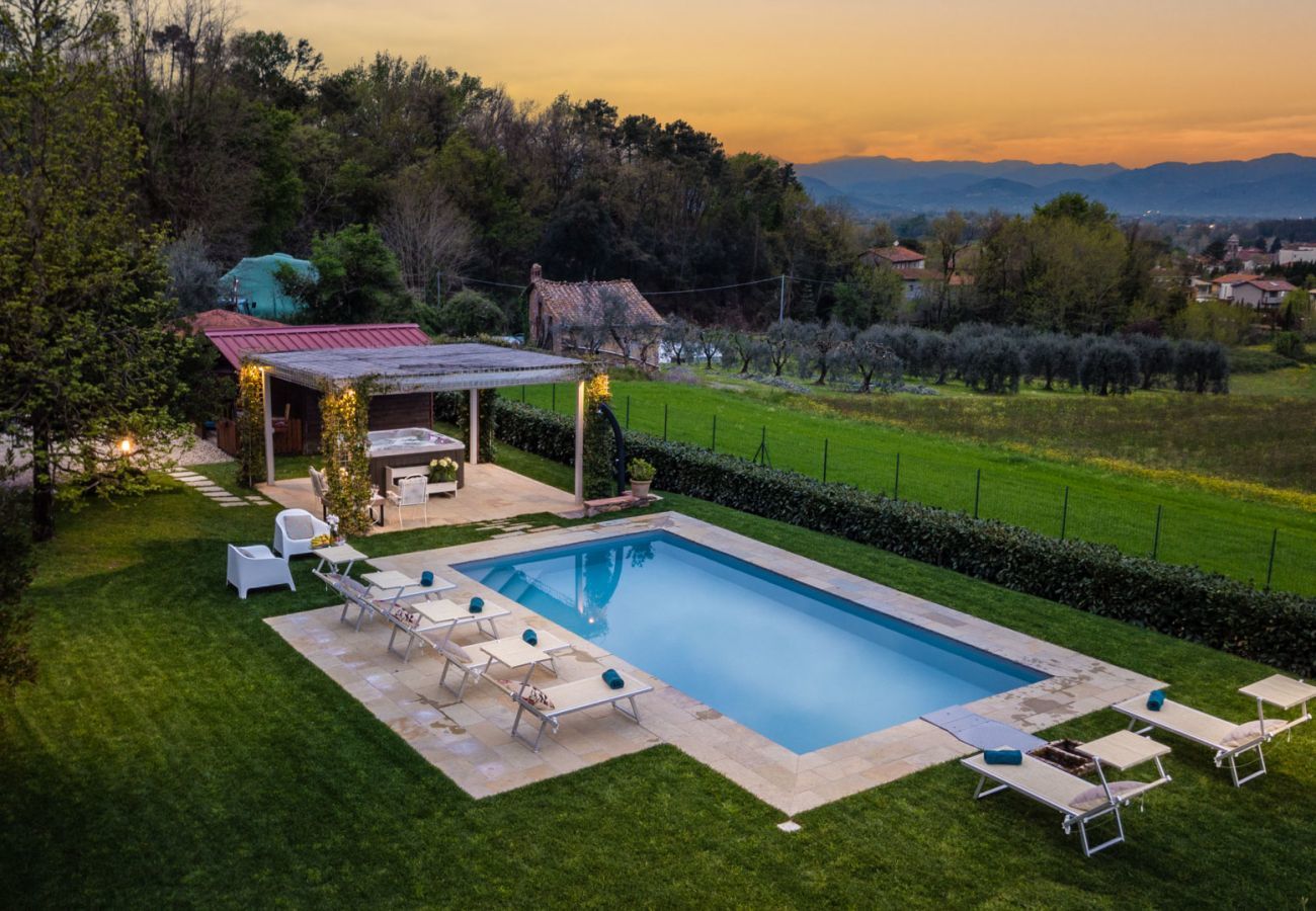 Villa à Capannori - VILLA CATIA Farmhouse. 3 Luxury Bedrooms, a Pool, a Jacuzzi and a Dream-Like Getaway Experience