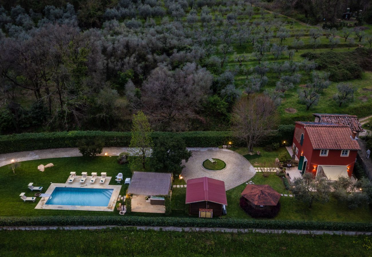 Villa à Capannori - VILLA CATIA Farmhouse. 3 Luxury Bedrooms, a Pool, a Jacuzzi and a Dream-Like Getaway Experience