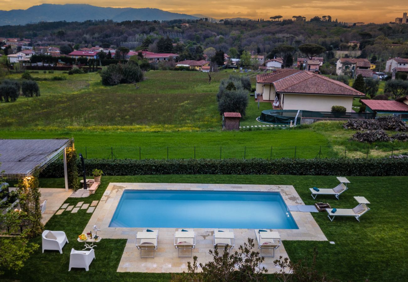 Villa à Capannori - VILLA CATIA Farmhouse. 3 Luxury Bedrooms, a Pool, a Jacuzzi and a Dream-Like Getaway Experience