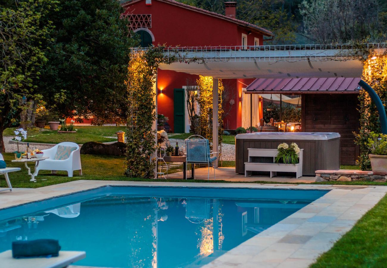 Villa à Capannori - VILLA CATIA Farmhouse. 3 Luxury Bedrooms, a Pool, a Jacuzzi and a Dream-Like Getaway Experience