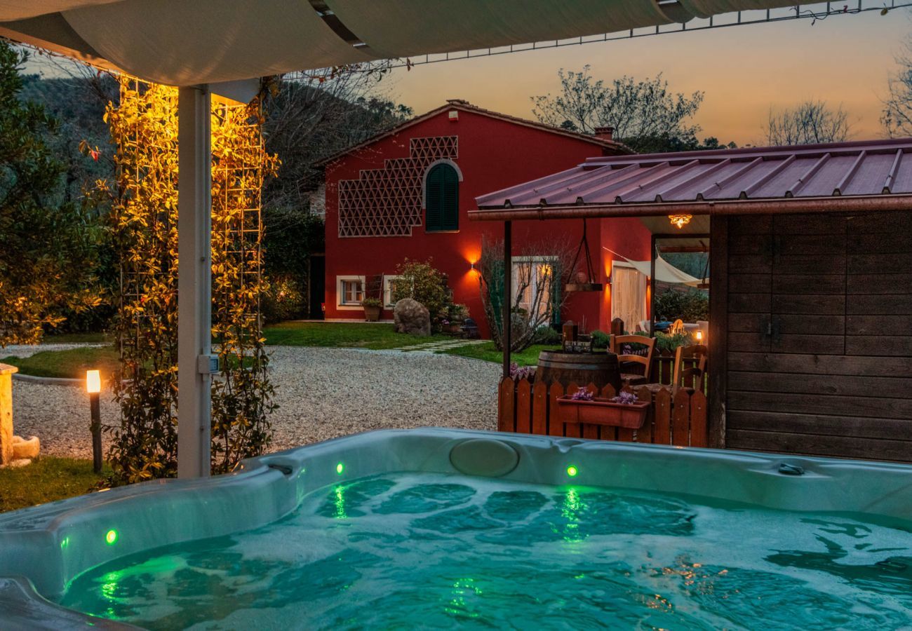 Villa à Capannori - VILLA CATIA Farmhouse. 3 Luxury Bedrooms, a Pool, a Jacuzzi and a Dream-Like Getaway Experience