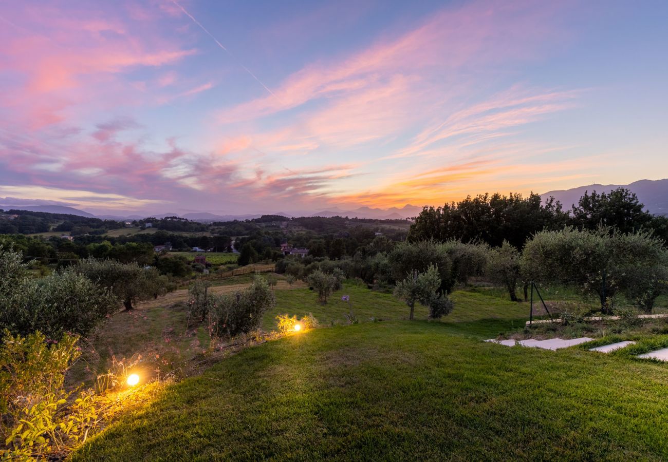 Villa à Montecarlo - LOSE THE WORLD. FIND YOURSELF. VILLA DUEMANI, 11 BEDROOMS, PANORAMIC POOL & SPA