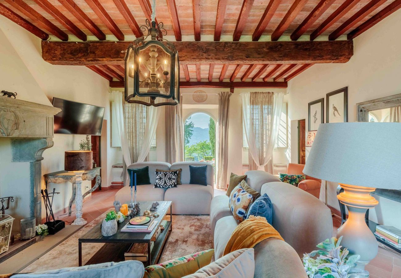 Villa à Lucques - VILLA IL CASTELLO: Vibrant Sanctuary of Enchanting Colours. 6 Bedrooms, Private Pool