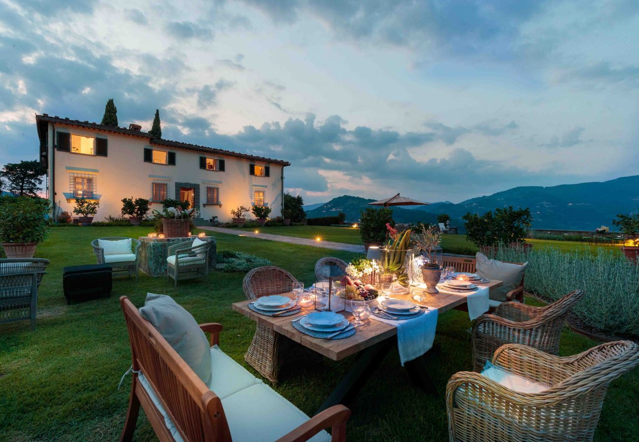 Villa à Lucques - VILLA IL CASTELLO: Vibrant Sanctuary of Enchanting Colours. 6 Bedrooms, Private Pool