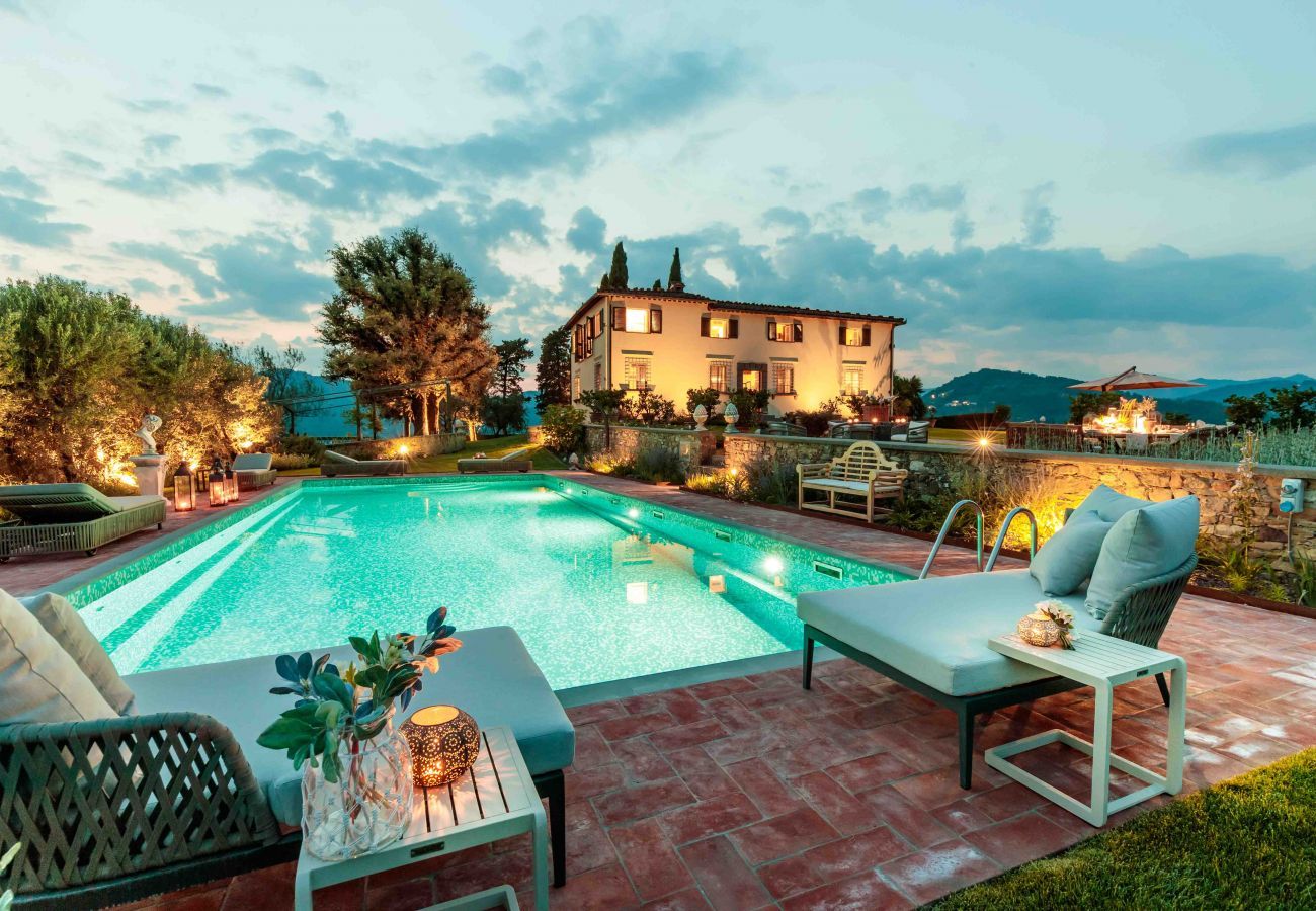 Villa à Lucques - VILLA IL CASTELLO: Vibrant Sanctuary of Enchanting Colours. 6 Bedrooms, Private Pool