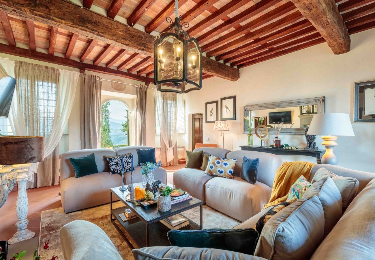 Villa à Lucques - VILLA IL CASTELLO: Vibrant Sanctuary of Enchanting Colours. 6 Bedrooms, Private Pool