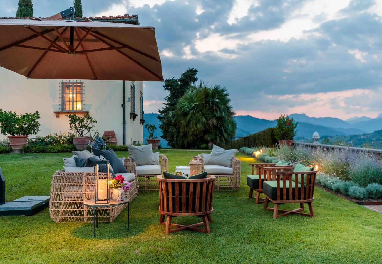 Villa à Lucques - VILLA IL CASTELLO: Vibrant Sanctuary of Enchanting Colours. 6 Bedrooms, Private Pool