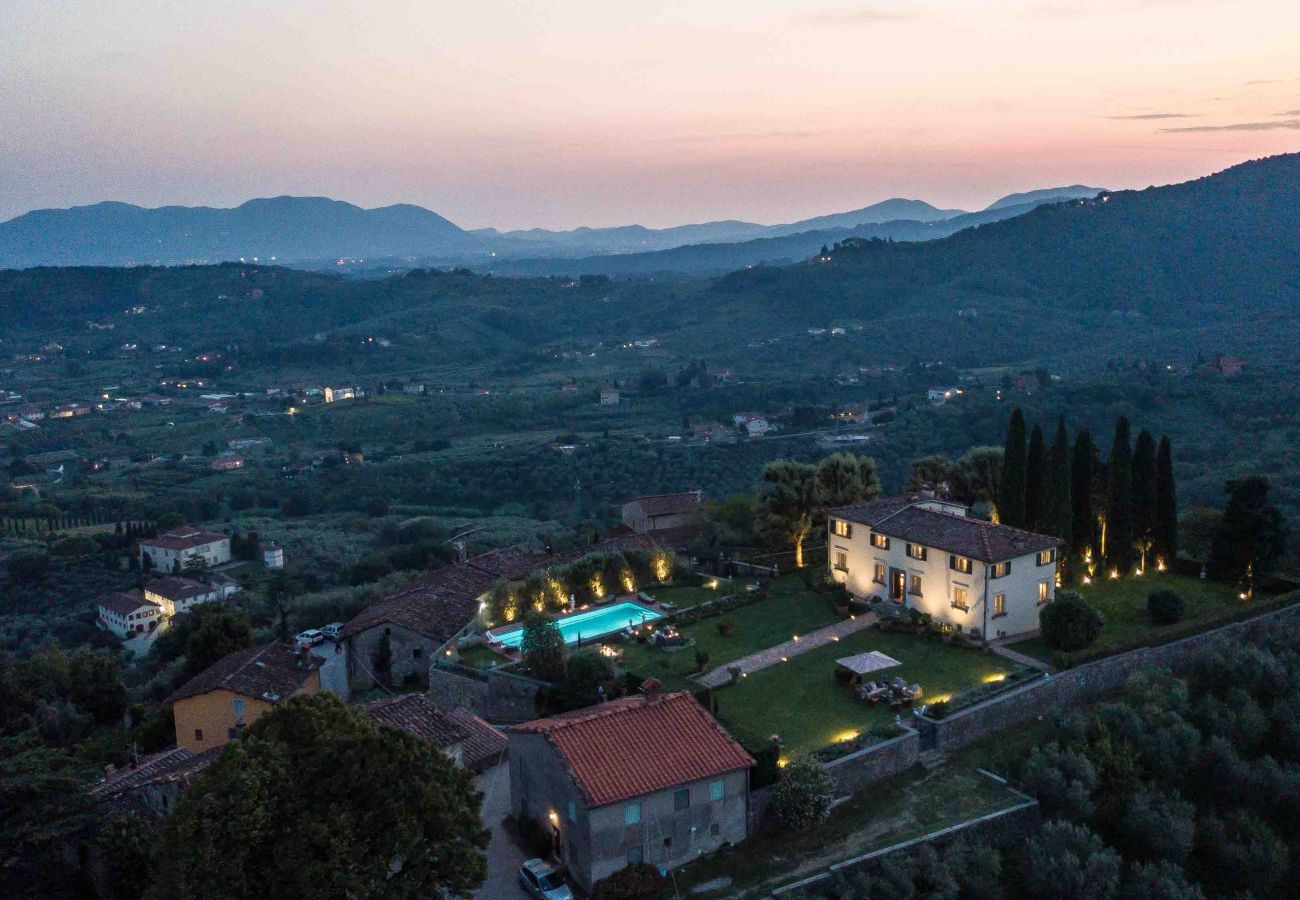 Villa à Lucques - VILLA IL CASTELLO: Vibrant Sanctuary of Enchanting Colours. 6 Bedrooms, Private Pool