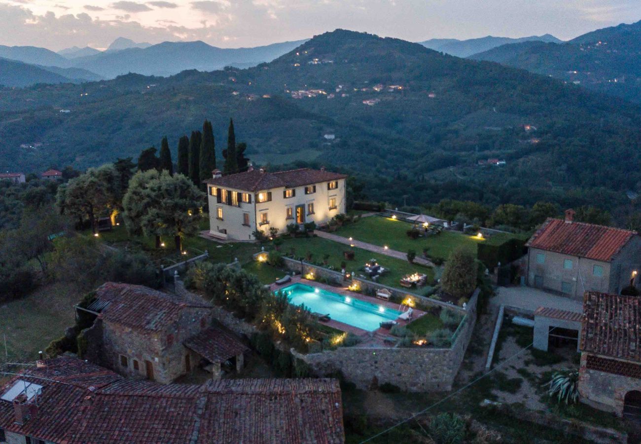 Villa à Lucques - VILLA IL CASTELLO: Vibrant Sanctuary of Enchanting Colours. 6 Bedrooms, Private Pool