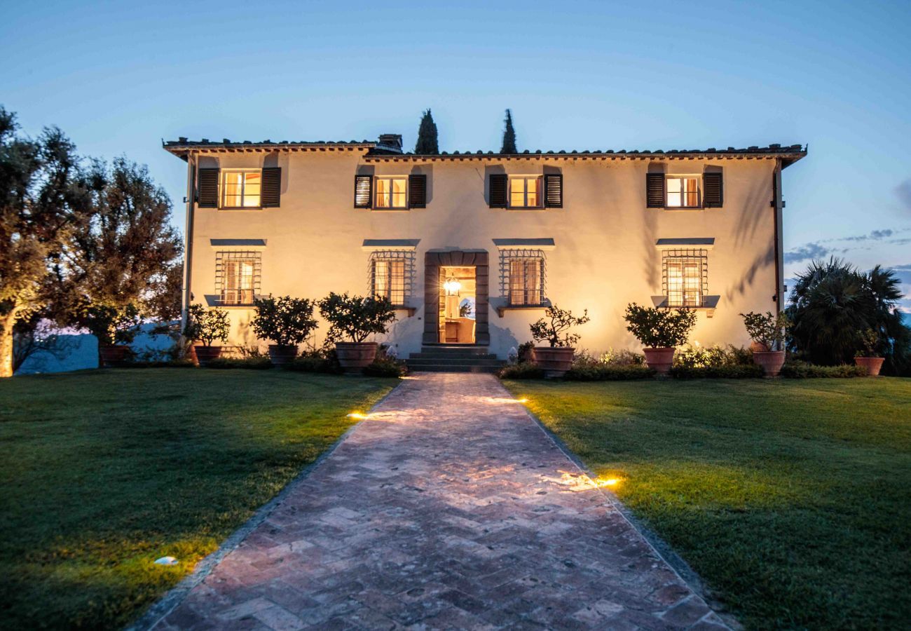 Villa à Lucques - VILLA IL CASTELLO: Vibrant Sanctuary of Enchanting Colours. 6 Bedrooms, Private Pool