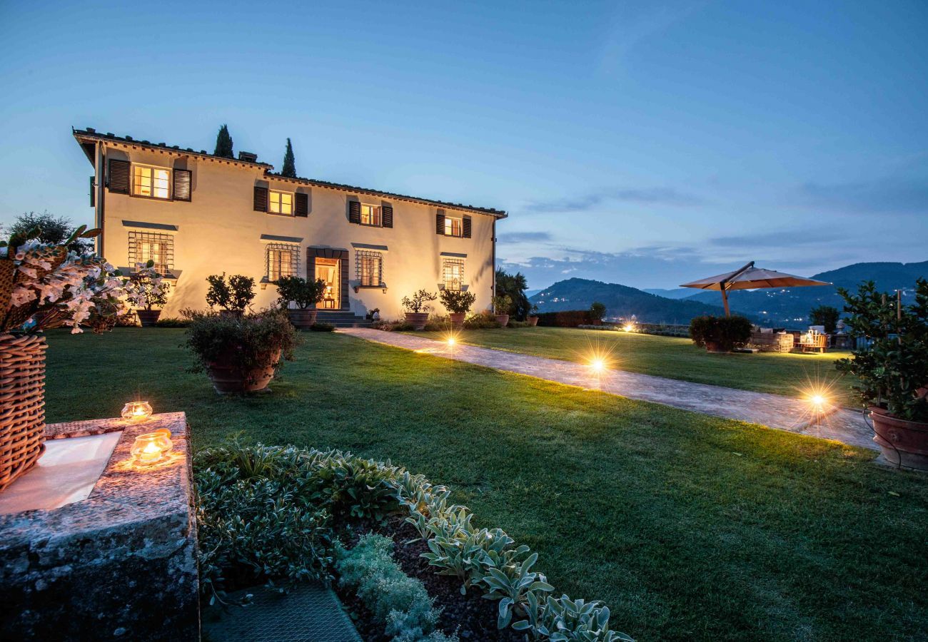 Villa à Lucques - VILLA IL CASTELLO: Vibrant Sanctuary of Enchanting Colours. 6 Bedrooms, Private Pool