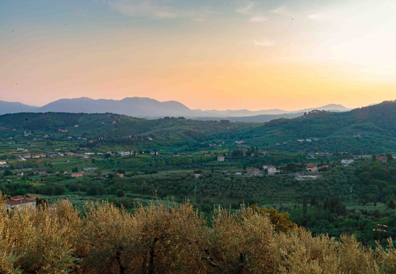 Villa à Lucques - VILLA IL CASTELLO: Vibrant Sanctuary of Enchanting Colours. 6 Bedrooms, Private Pool