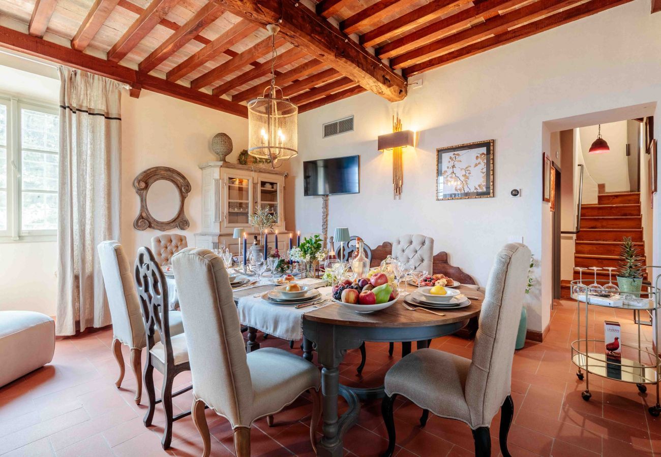 Villa à Lucques - VILLA IL CASTELLO: Vibrant Sanctuary of Enchanting Colours. 6 Bedrooms, Private Pool