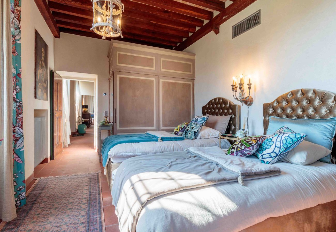 Villa à Lucques - VILLA IL CASTELLO: Vibrant Sanctuary of Enchanting Colours. 6 Bedrooms, Private Pool