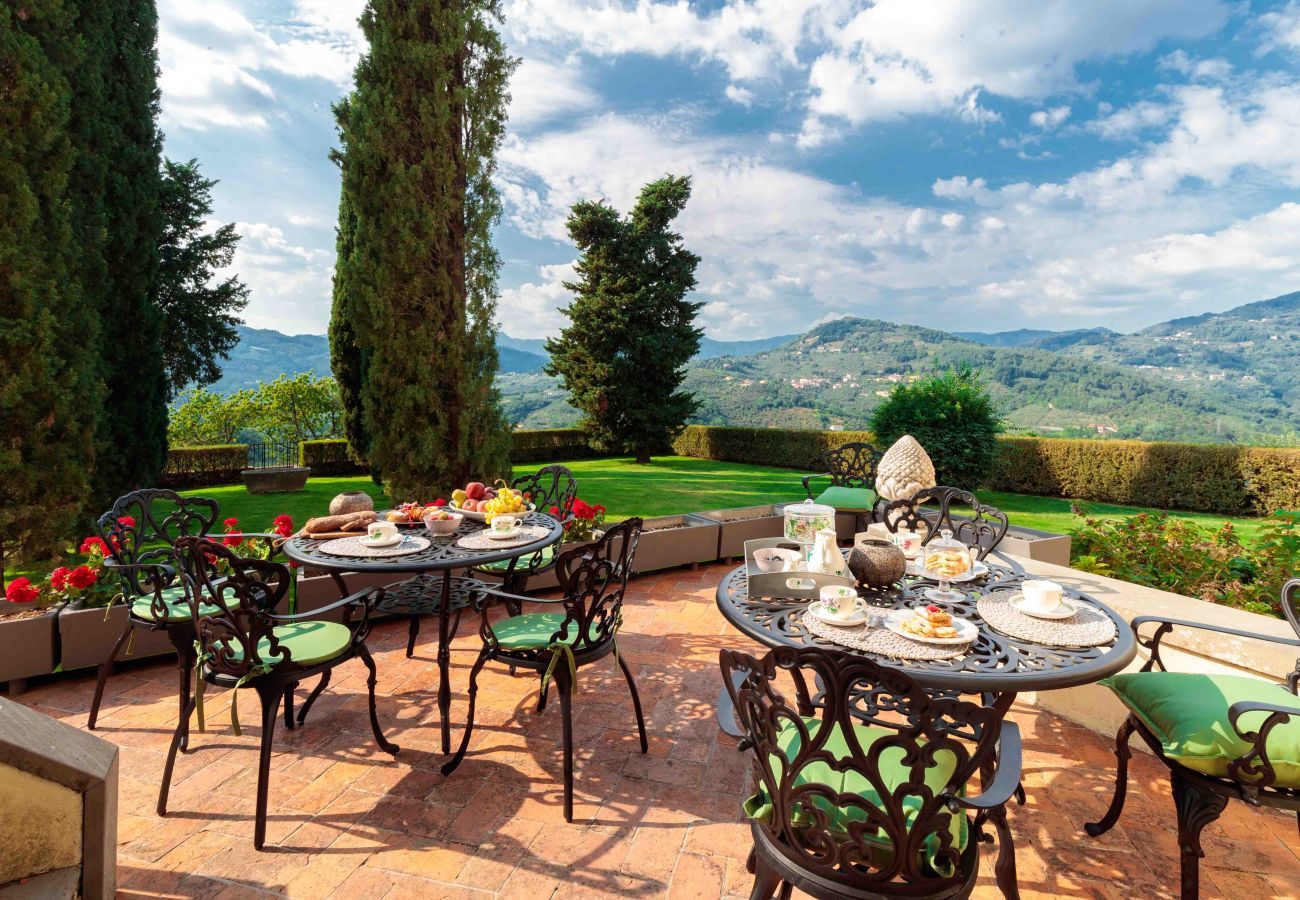 Villa à Lucques - VILLA IL CASTELLO: Vibrant Sanctuary of Enchanting Colours. 6 Bedrooms, Private Pool