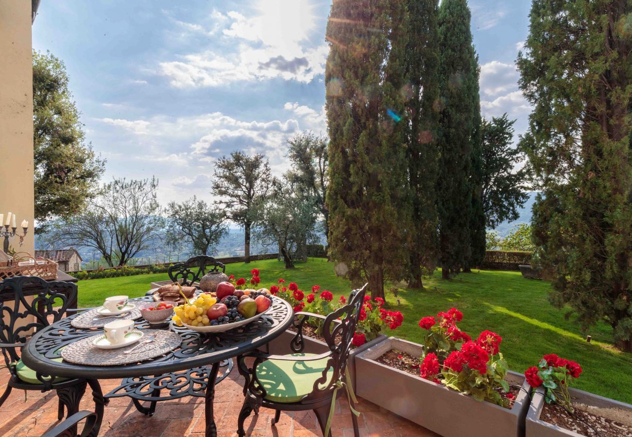 Villa à Lucques - VILLA IL CASTELLO: Vibrant Sanctuary of Enchanting Colours. 6 Bedrooms, Private Pool