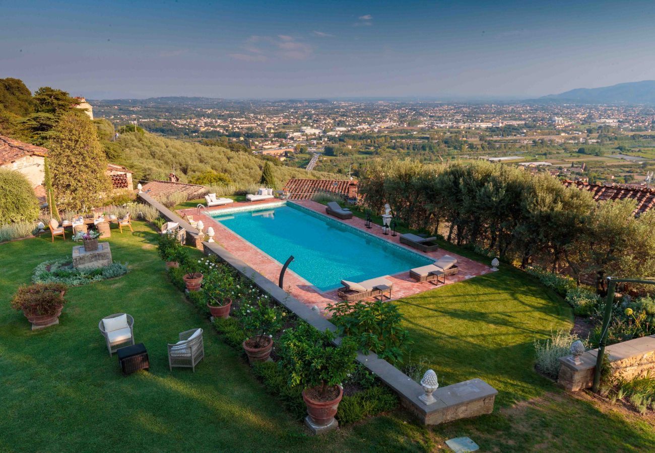 Villa à Lucques - VILLA IL CASTELLO: Vibrant Sanctuary of Enchanting Colours. 6 Bedrooms, Private Pool