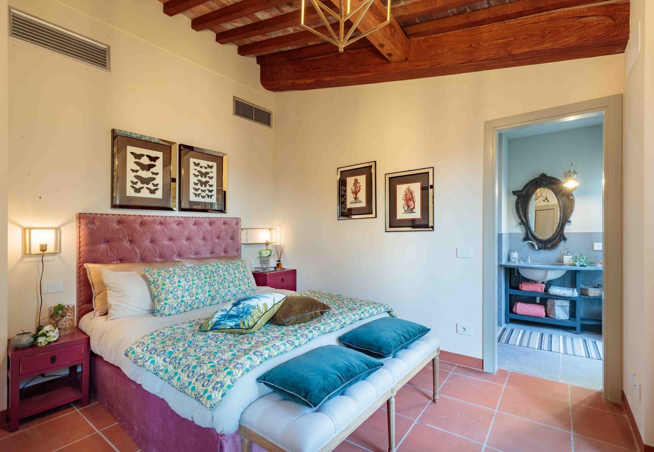 Villa à Lucques - VILLA IL CASTELLO: Vibrant Sanctuary of Enchanting Colours. 6 Bedrooms, Private Pool