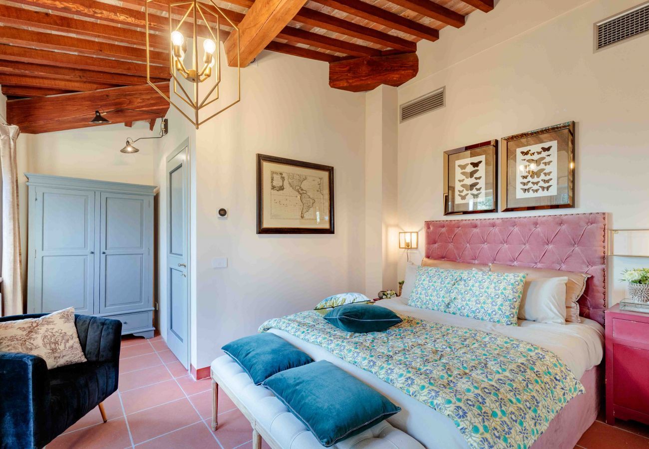 Villa à Lucques - VILLA IL CASTELLO: Vibrant Sanctuary of Enchanting Colours. 6 Bedrooms, Private Pool