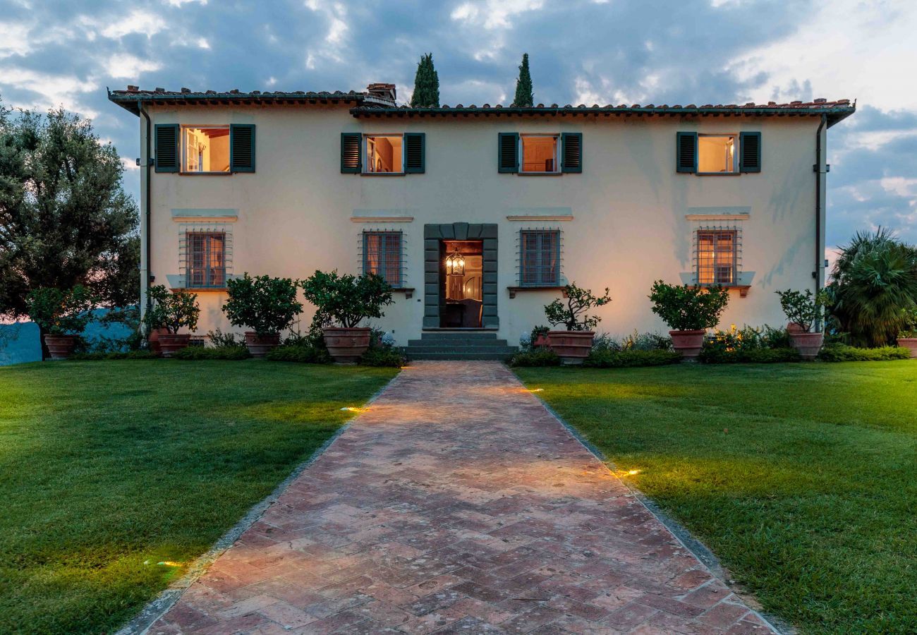 Villa à Lucques - VILLA IL CASTELLO: Vibrant Sanctuary of Enchanting Colours. 6 Bedrooms, Private Pool