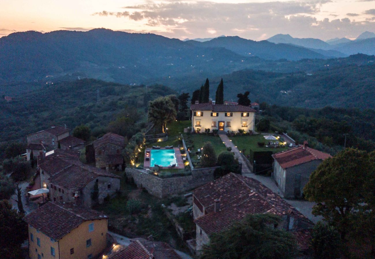 Villa à Lucques - VILLA IL CASTELLO: Vibrant Sanctuary of Enchanting Colours. 6 Bedrooms, Private Pool