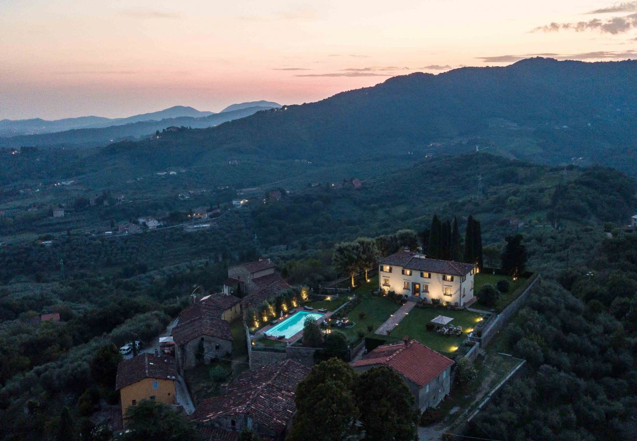 Villa à Lucques - VILLA IL CASTELLO: Vibrant Sanctuary of Enchanting Colours. 6 Bedrooms, Private Pool