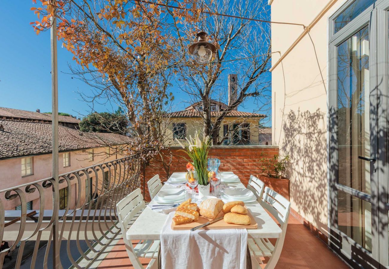 Appartement à Lucques - La Casa In Centro, simple convenient reasonably priced 3 bedrooms apartment with parking inside the walls of Lucca