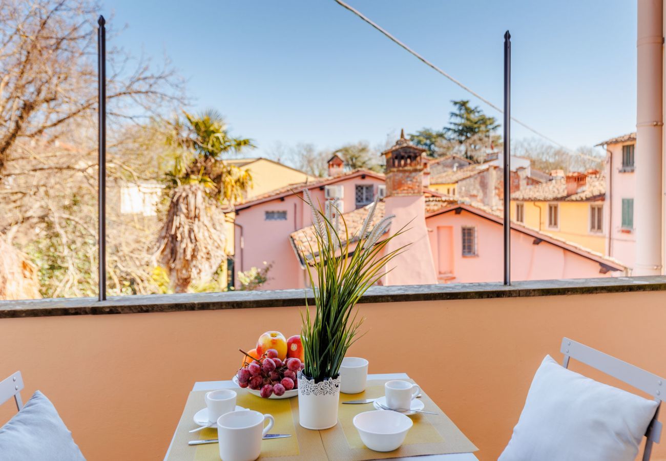 Appartement à Lucques - La Casa In Centro, simple convenient reasonably priced 3 bedrooms apartment with parking inside the walls of Lucca