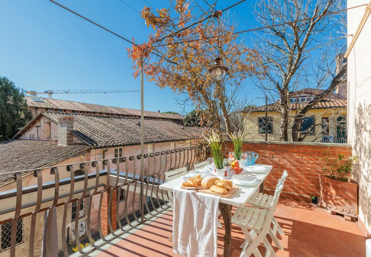 Appartement à Lucques - La Casa In Centro, simple convenient reasonably priced 3 bedrooms apartment with parking inside the walls of Lucca