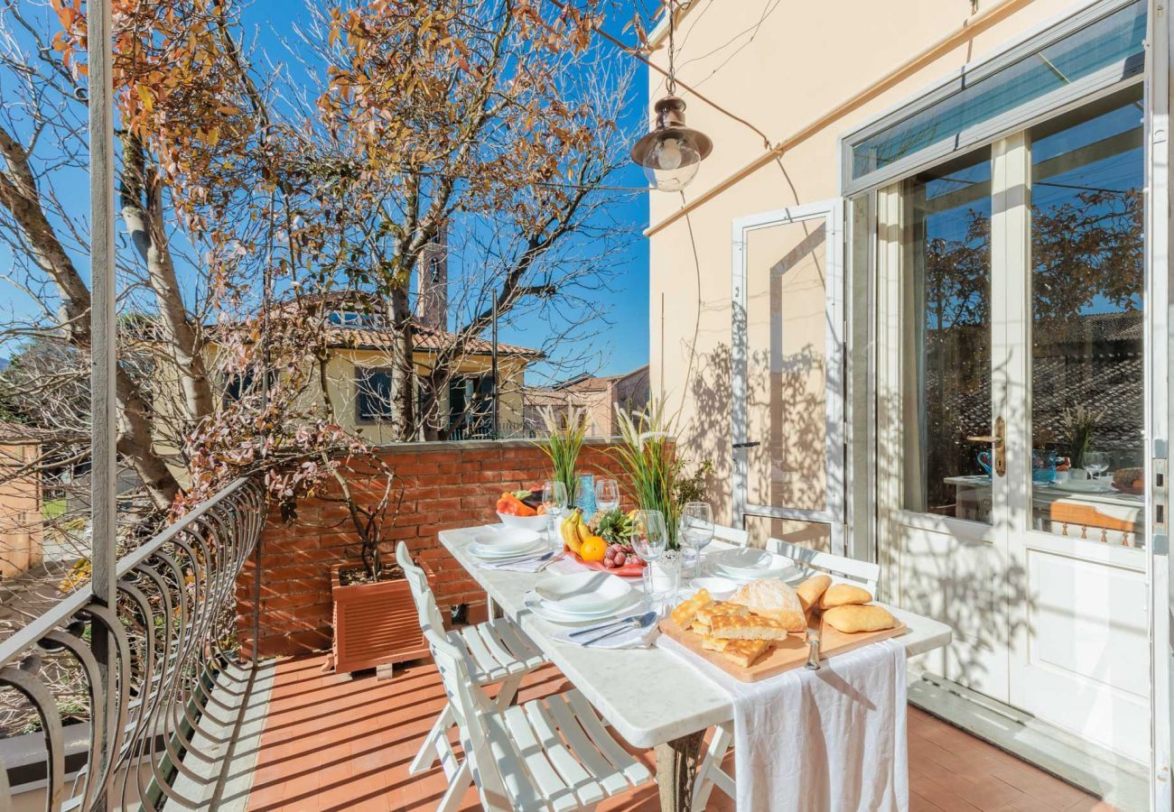 Appartement à Lucques - La Casa In Centro, simple convenient reasonably priced 3 bedrooms apartment with parking inside the walls of Lucca