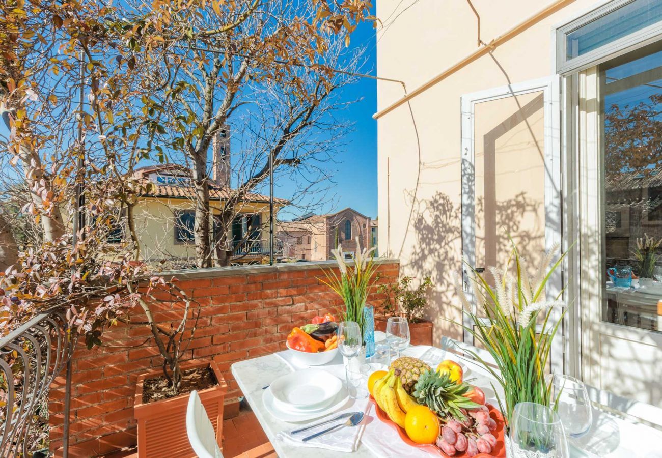 Appartement à Lucques - La Casa In Centro, simple convenient reasonably priced 3 bedrooms apartment with parking inside the walls of Lucca