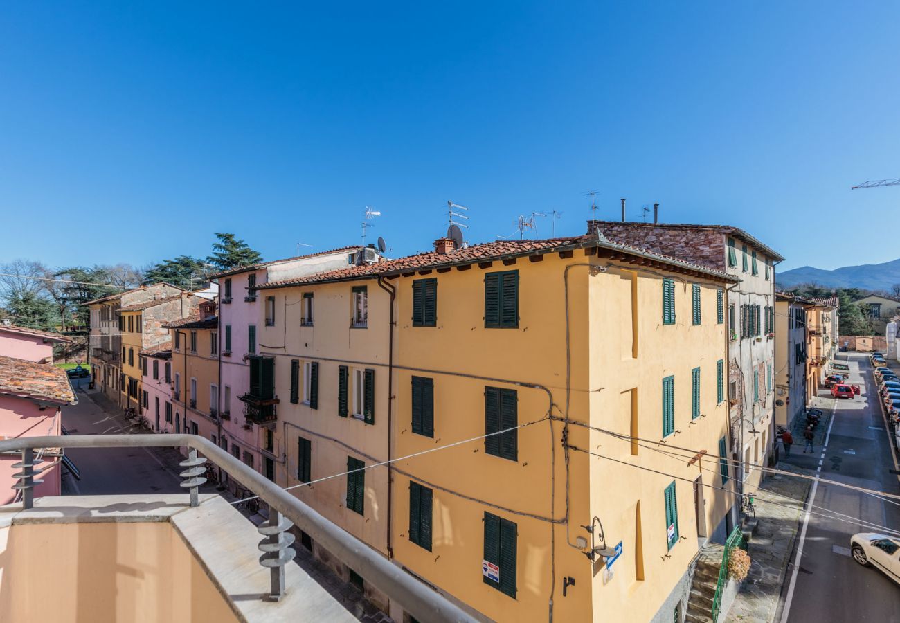 Appartement à Lucques - La Casa In Centro, simple convenient reasonably priced 3 bedrooms apartment with parking inside the walls of Lucca