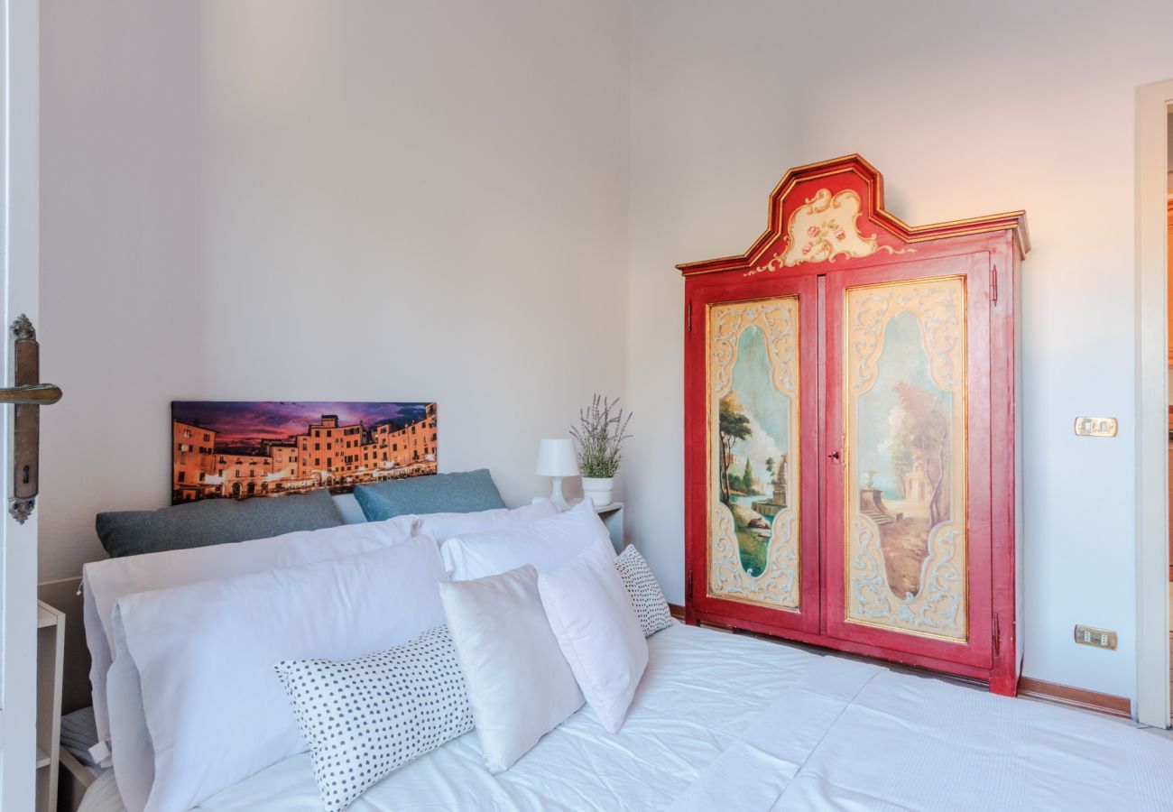 Appartement à Lucques - La Casa In Centro, simple convenient reasonably priced 3 bedrooms apartment with parking inside the walls of Lucca