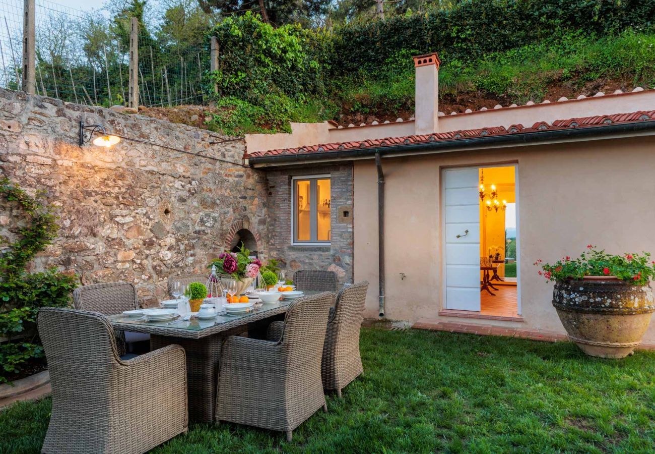 Villa à Pieve di Compito - Villa Aperitivo, Romantic and Panoramic Stone Farmhouse with Private Swimming Pool on the Hills of Lucca close to Lucca, Pisa and the Compitese area