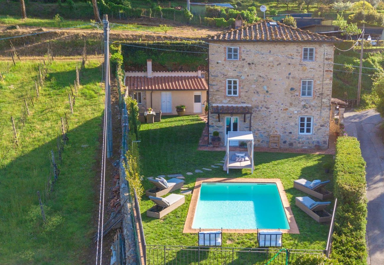 Villa à Pieve di Compito - Villa Aperitivo, Romantic and Panoramic Stone Farmhouse with Private Swimming Pool on the Hills of Lucca close to Lucca, Pisa and the Compitese area