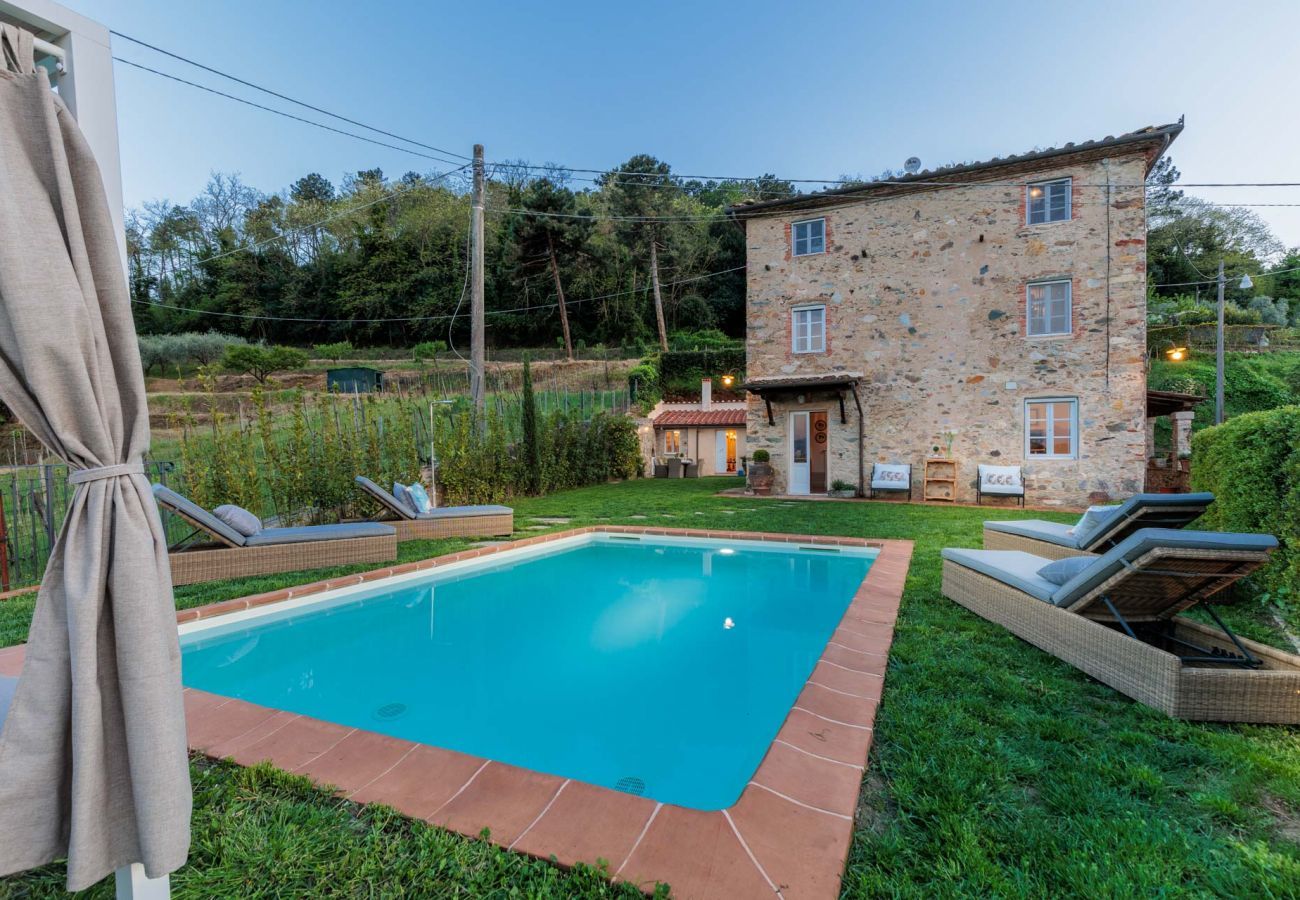 Villa à Pieve di Compito - Villa Aperitivo, Romantic and Panoramic Stone Farmhouse with Private Swimming Pool on the Hills of Lucca close to Lucca, Pisa and the Compitese area