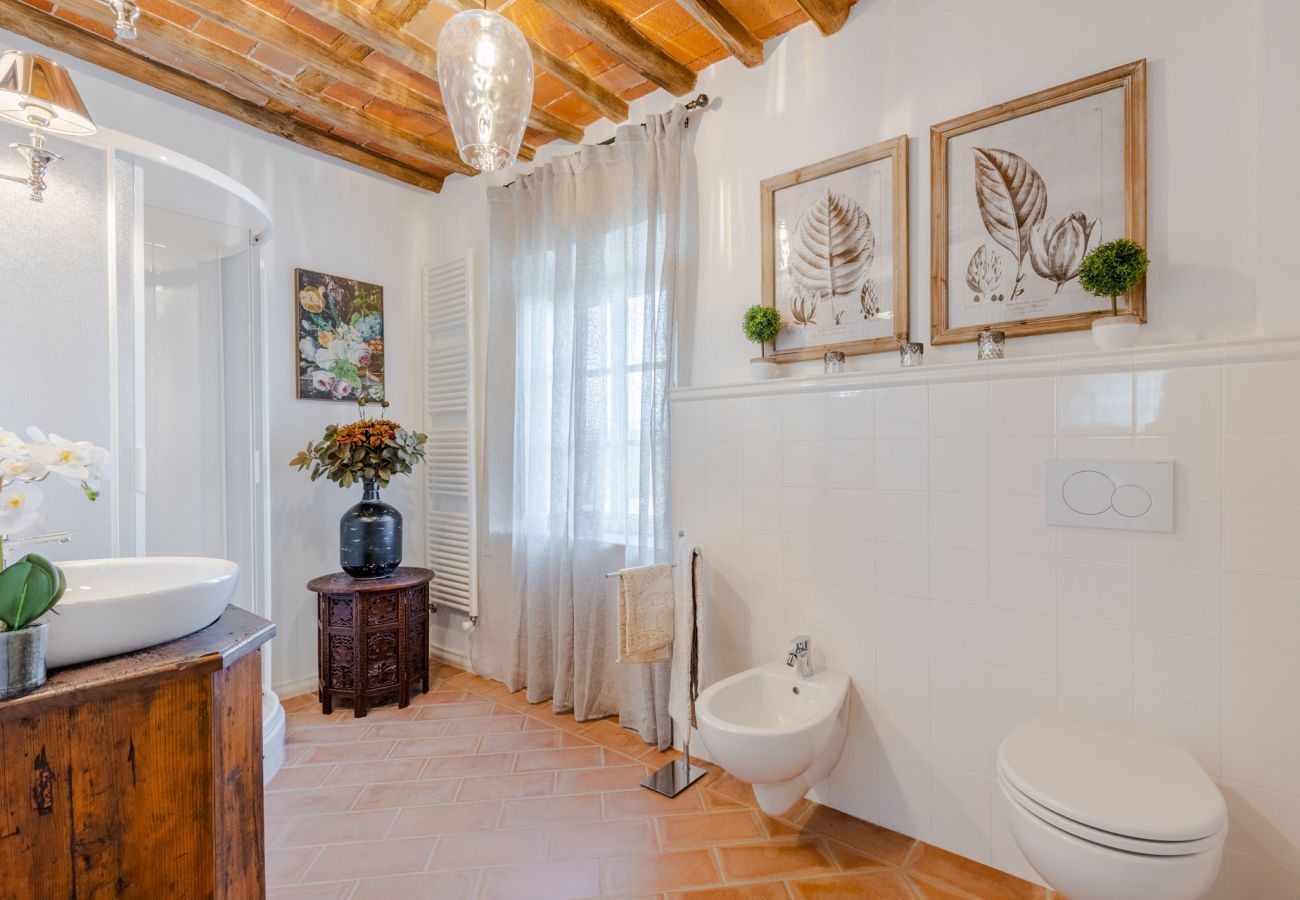 Villa à Pieve di Compito - Villa Aperitivo, Romantic and Panoramic Stone Farmhouse with Private Swimming Pool on the Hills of Lucca close to Lucca, Pisa and the Compitese area