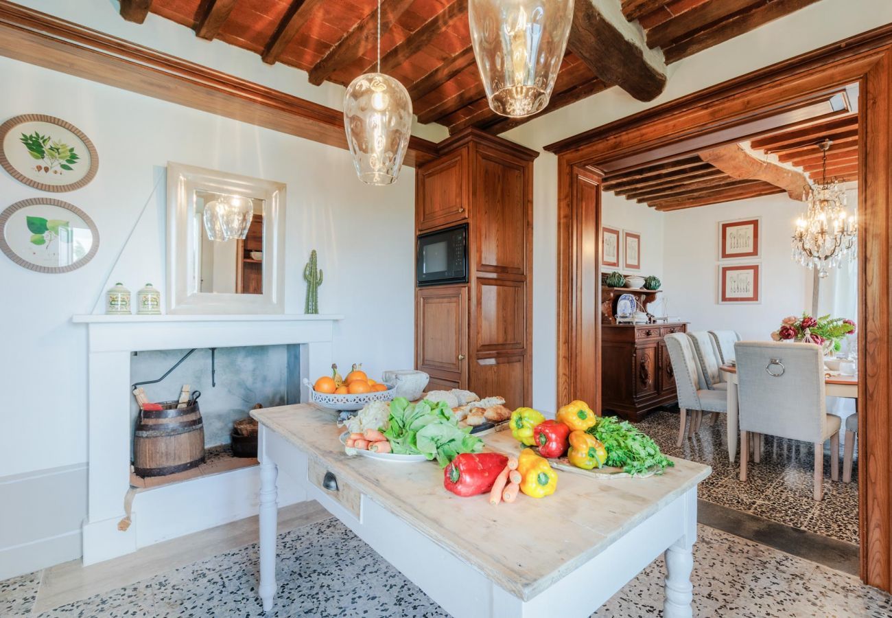 Villa à Pieve di Compito - Villa Aperitivo, Romantic and Panoramic Stone Farmhouse with Private Swimming Pool on the Hills of Lucca close to Lucca, Pisa and the Compitese area