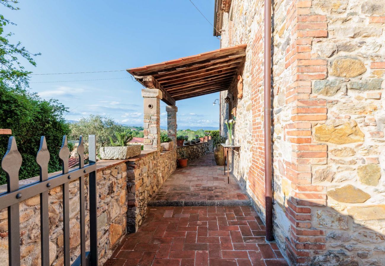 Villa à Pieve di Compito - Villa Aperitivo, Romantic and Panoramic Stone Farmhouse with Private Swimming Pool on the Hills of Lucca close to Lucca, Pisa and the Compitese area