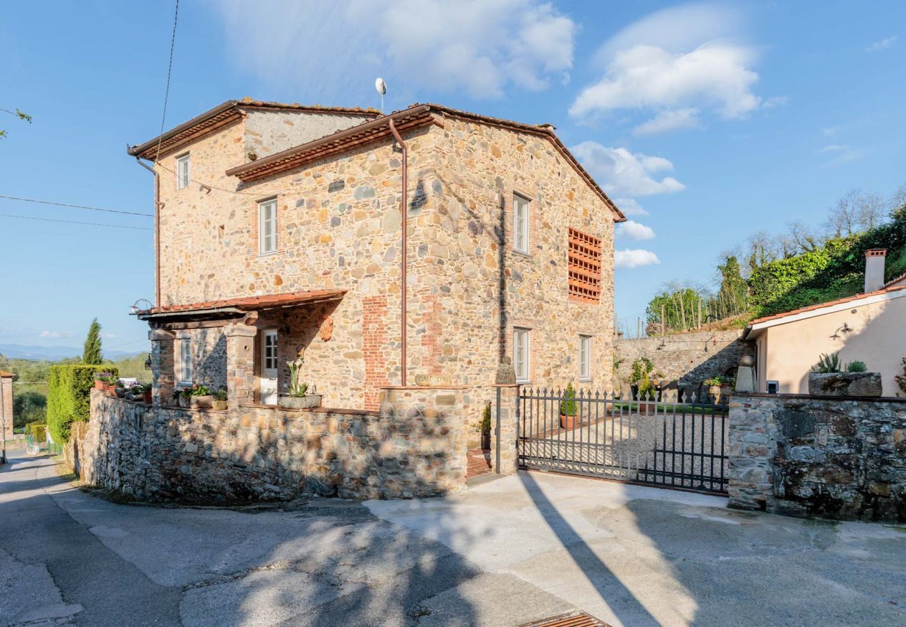 Villa à Pieve di Compito - Villa Aperitivo, Romantic and Panoramic Stone Farmhouse with Private Swimming Pool on the Hills of Lucca close to Lucca, Pisa and the Compitese area