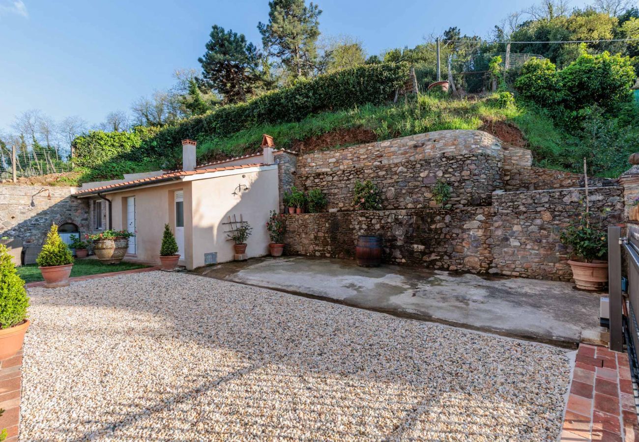 Villa à Pieve di Compito - Villa Aperitivo, Romantic and Panoramic Stone Farmhouse with Private Swimming Pool on the Hills of Lucca close to Lucca, Pisa and the Compitese area