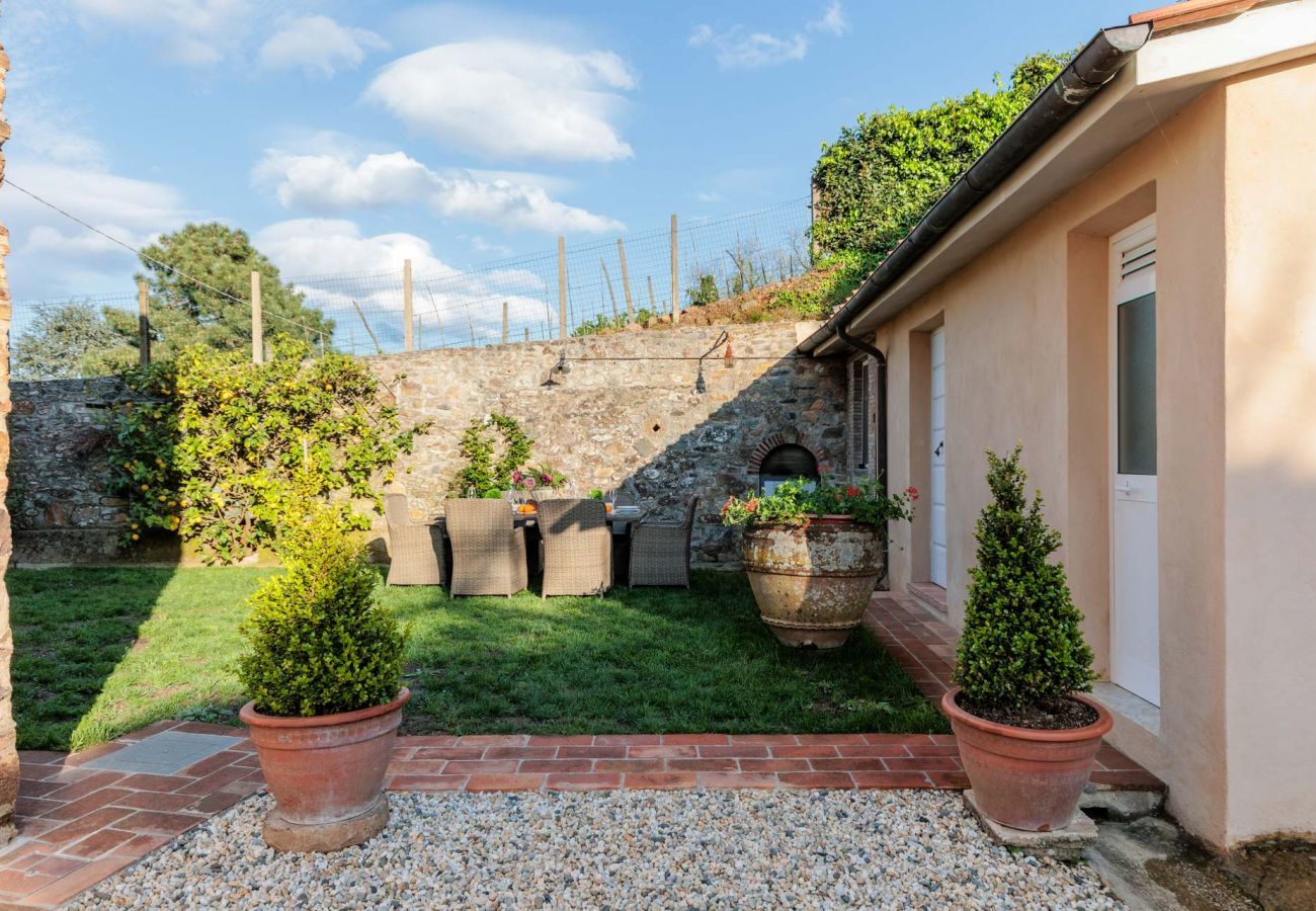 Villa à Pieve di Compito - Villa Aperitivo, Romantic and Panoramic Stone Farmhouse with Private Swimming Pool on the Hills of Lucca close to Lucca, Pisa and the Compitese area