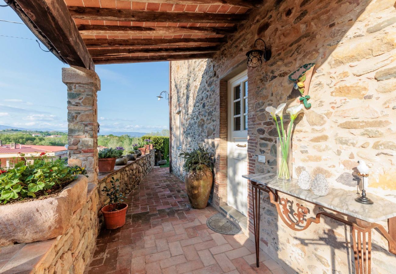 Villa à Pieve di Compito - Villa Aperitivo, Romantic and Panoramic Stone Farmhouse with Private Swimming Pool on the Hills of Lucca close to Lucca, Pisa and the Compitese area