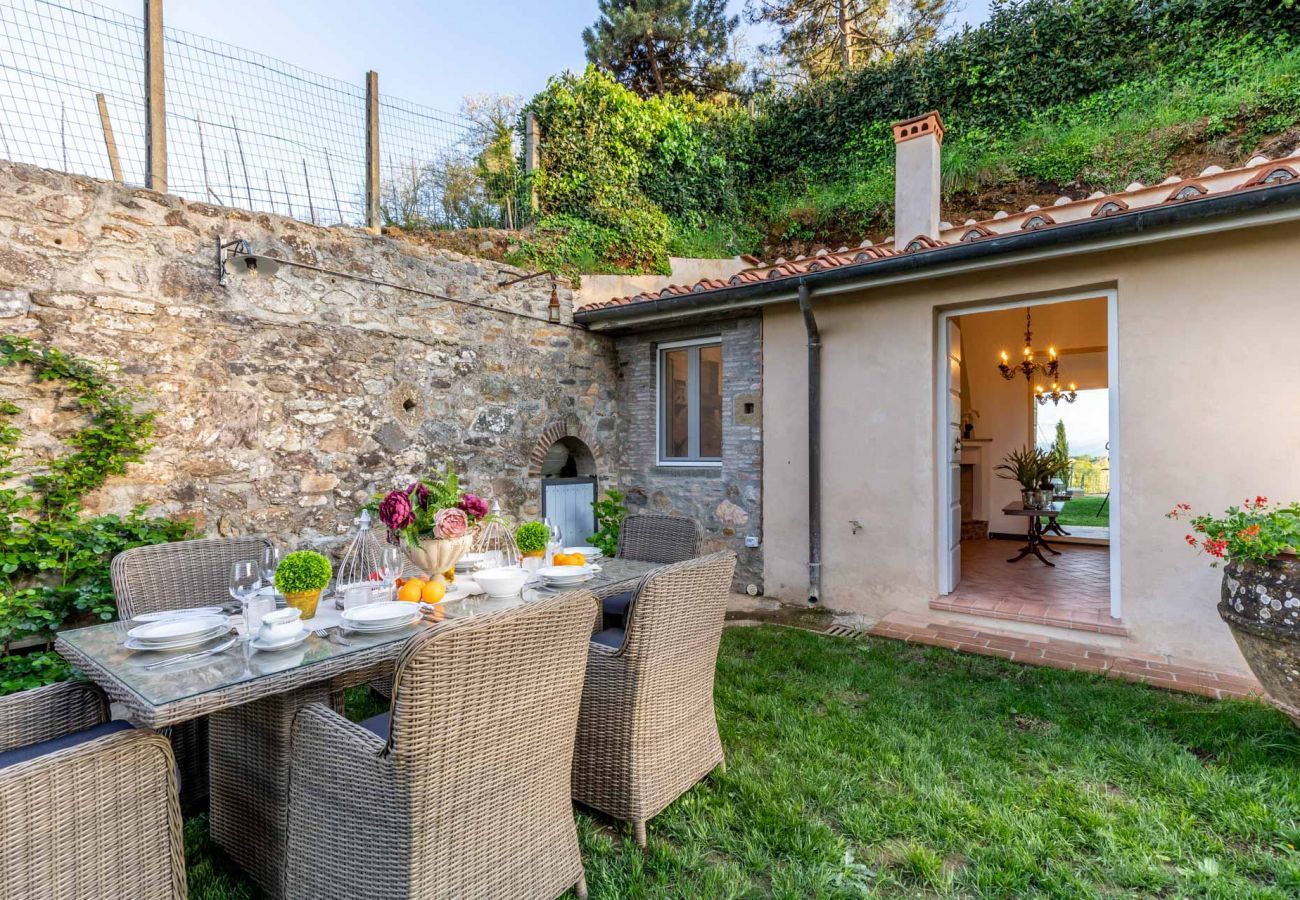 Villa à Pieve di Compito - Villa Aperitivo, Romantic and Panoramic Stone Farmhouse with Private Swimming Pool on the Hills of Lucca close to Lucca, Pisa and the Compitese area