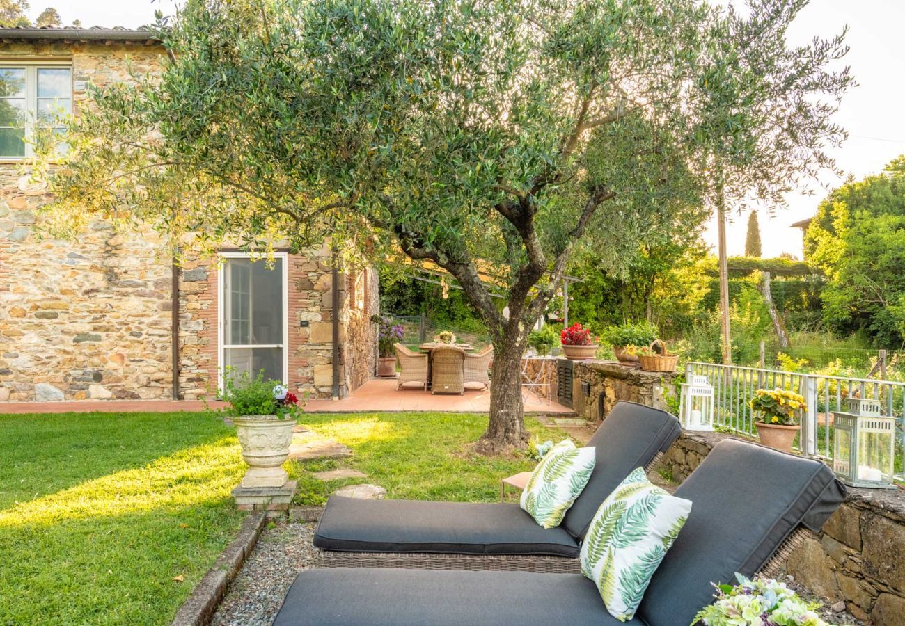 Villa à Capannori - Villa Ester, a Stylish Farmhouse with Pool on the Hills by Lucca