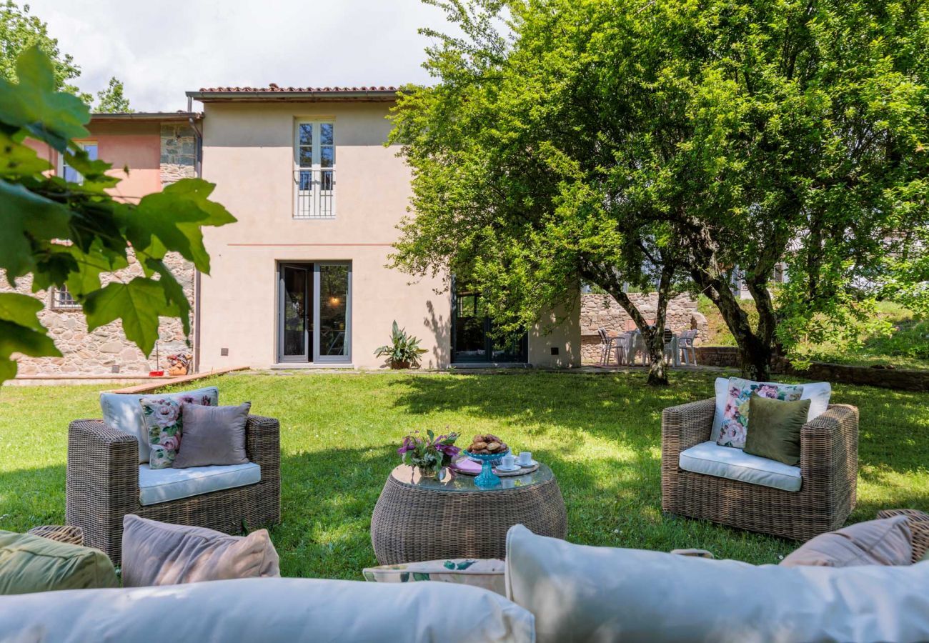 Villa à Piano di Coreglia - La Vaseria, Country House with Secret Garden